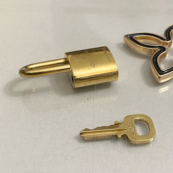 LOUISโVUITTON LOCK AND KEY ON KEYCHAIN #301 - Picture 8 of 10